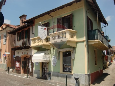 Foto Attività commerciale in Via Roma, Piossasco di 120 m² con 4 locali