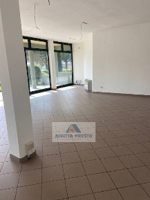 Foto Attività commerciale a San Miniato di 150 m² con 2 locali in affitto