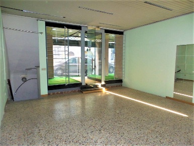 Foto Locale commerciale in via Filippo Nicolai, Caprarola Centro di 68 m²