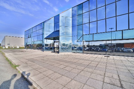 Foto Ufficio a Mezzago Centro di 240 m² con 1 locali in affitto