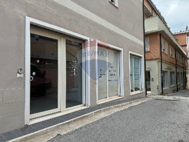 Foto Locale commerciale in via Celestino V, L'Aquila Villa Comunale