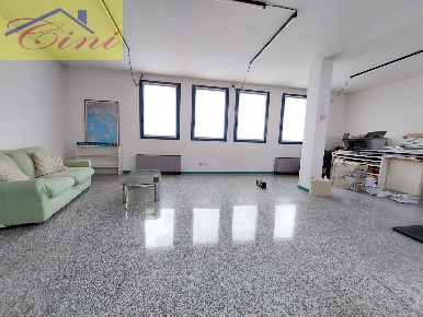 Foto Ufficio in VIA FRATELLI CAIROLI, Lecco Centro di 100 m² con 2 locali