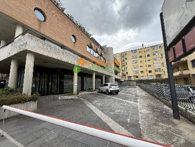 Foto Locale commerciale in Via Tiberio, Campobasso Semicentro di 800 m²