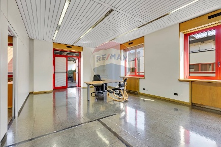 Foto Ufficio a Milano Certosa di 135 m² con 5 locali in affitto