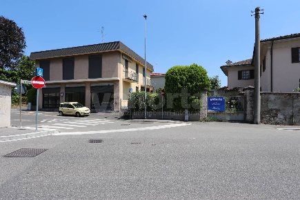 Foto Negozio in Via Don Milani, Carate Brianza Centro di 130 m² in vendita