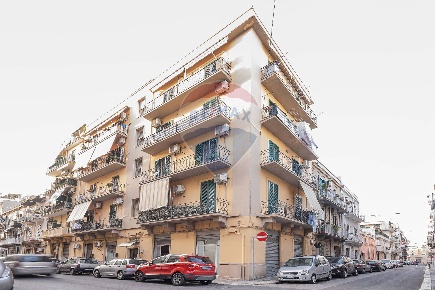 Foto Locale commerciale in Via Piave, Bari Carrassi di 80 m² con 2 locali