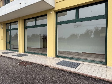 Foto Locale commerciale in via sant'elena, Silea Sant'elena di 35 m²