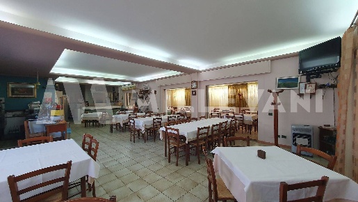 Foto Locale commerciale in Via del Frassino, Ispica di 220 m² con 3 locali