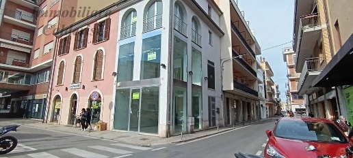 Foto Locale commerciale in Piazza Matteotti, San Benedetto del Tronto