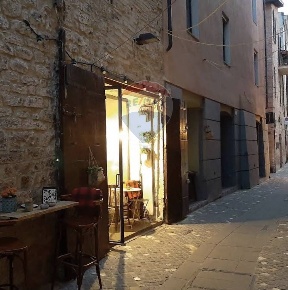 Foto Locale commerciale in Via Bagni, Foligno Centro Storico di 105 m²