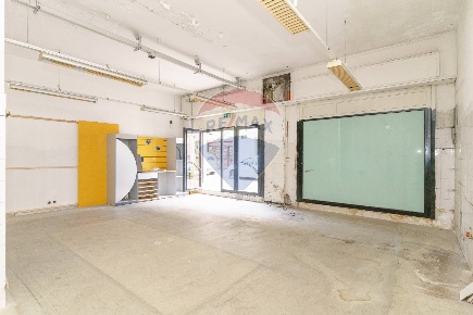 Foto Negozio in Via Vincenzo Bellini, Paternò di 360 m² con 7 locali