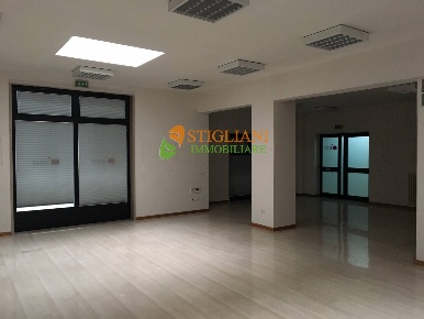 Foto Ufficio in Via Mazzini, Campobasso Centro di 410 m² con 1 locali