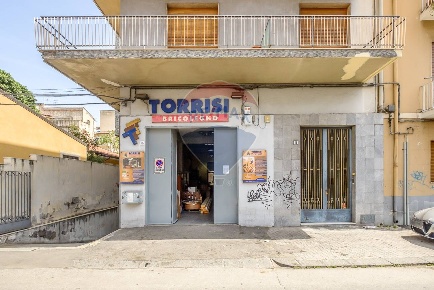 Foto Locale commerciale in Via Mandrà, Catania di 276 m² con 5 locali