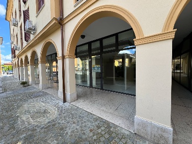 Foto Negozio in via T.Trieste, Formigine Centro di 71 m² con 1 locali