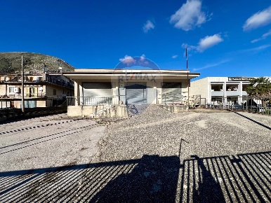 Foto Negozio in Via Appia Ovest, Arpaia di 883 m² con 5 locali in vendita