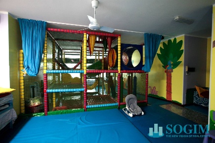 Foto Negozio in via fratelli cervi, Peschiera Borromeo Bellaria di 160 m²