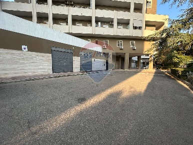 Foto Locale commerciale in Via Michele Mitolo, Bari Poggiofranco di 197 m²