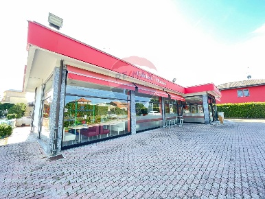 Foto Attività commerciale in Via Alessandro Manzoni, Veniano Centro