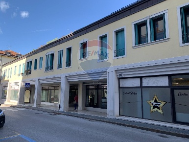 Foto Negozio in Via Cavour, Belluno Centro di 57 m² con 1 locali in affitto
