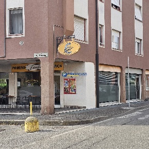 Foto Locale commerciale in piazza manzoni, Carnate di 120 m² con 4 locali