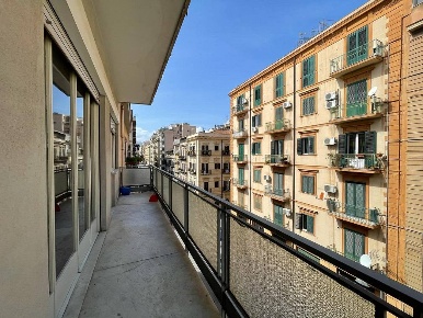 Foto Appartamento in Via Mariano Stabile, Palermo Roma - Cavour di 145 m²