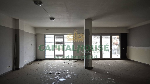Foto Locale commerciale a Portico di Caserta Centro di 95 m² con 1 locali