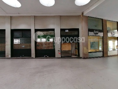 Foto Locale commerciale in Galleria dei Portici, Magenta Centro di 58 m²