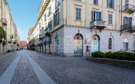 Foto Negozio in Via Vittorio Emanuele, Monza Centro Storico di 90 m²