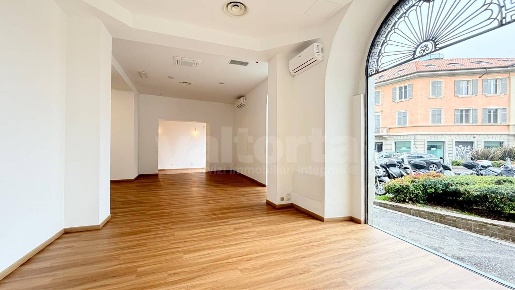 Foto Negozio in Via Vittorio Emanuele, Monza Centro Storico di 100 m²