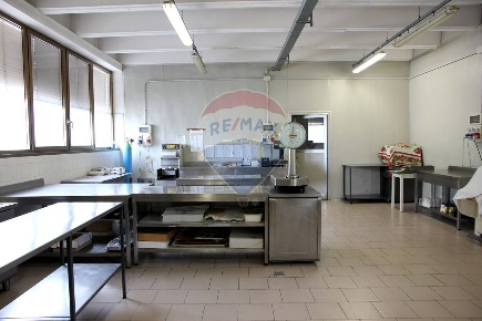 Foto Attività commerciale in via risorgimento, Lurago Marinone di 300 m²