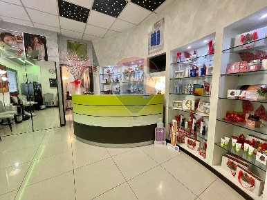 Foto Ufficio in Via Varesina, Villa Guardia di 200 m² con 12 locali