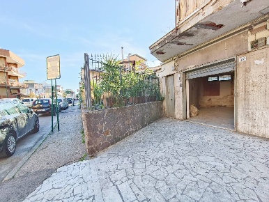 Foto Attività commerciale a Arzano di 50 m² in affitto