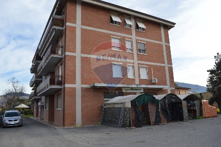 Foto Locale commerciale in via protomartiri francescani, Assisi di 177 m²