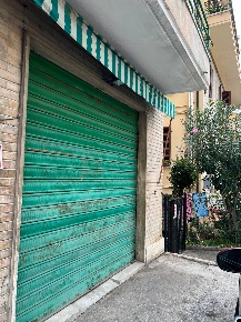 Foto Locale commerciale in Via Speranza, Fermo Centro di 162 m² in vendita