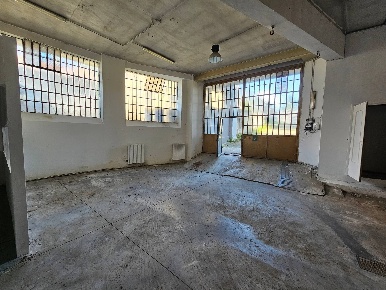 Foto Locale commerciale in strada Carignano, Moncalieri di 203 m²