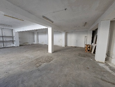 Foto Locale commerciale in strada Carignano, Moncalieri di 203 m²