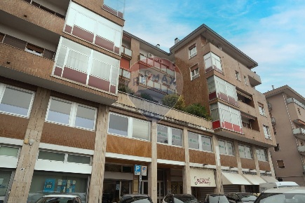 Foto Ufficio a Legnano di 250 m² con 7 locali in affitto