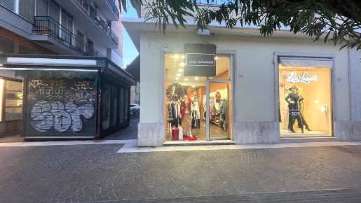 Foto Attività commerciale in Viale Secondo Moretti, Centro di 40 m²