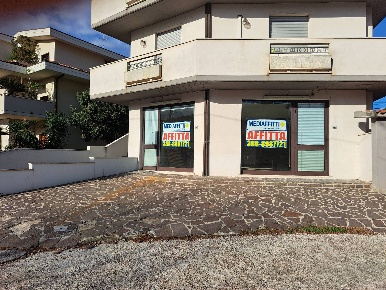 Foto Locale commerciale a San Giovanni Teatino di 90 m² con 1 locali