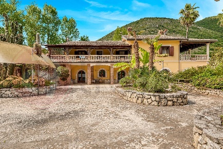Foto Hotel in Via Capodacqua, Castrocielo di 364 m² in vendita