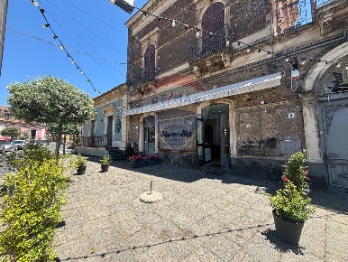 Foto Locale commerciale in piazza don diego, Pedara Centro di 200 m²
