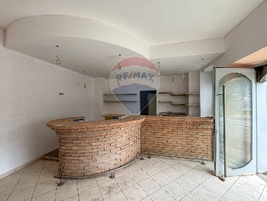 Foto Locale commerciale in Via Cantine, Porto Ceresio di 178 m² in vendita