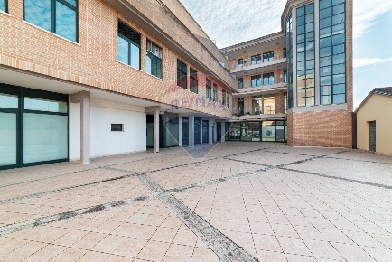 Foto Negozio in Piazza Martiri delle Foibe Istriane, Jesi San Giuseppe