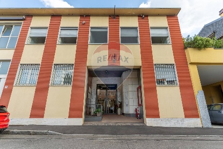 Foto Locale commerciale in via Resegone, Legnano Legnarello di 413 m²