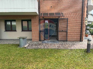 Foto Locale commerciale in Via Felice Mina, Cantello Gaggiolo di 104 m²