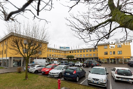 Foto Ufficio in via Bergamo, Merate Brugarolo di 70 m² con 2 locali