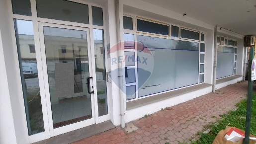 Foto Negozio in Via Amendola, Codigoro Centro di 128 m² con 2 locali