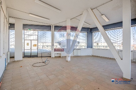 Foto Locale commerciale in V.Emanuele, Paternò di 506 m² con 2 locali