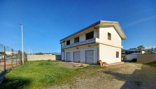 Foto Locale commerciale in via dell'Autonomia Regionale Sarda, di 238 m²