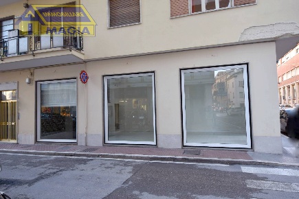 Foto Locale commerciale a San Benedetto del Tronto Centro di 68 m²